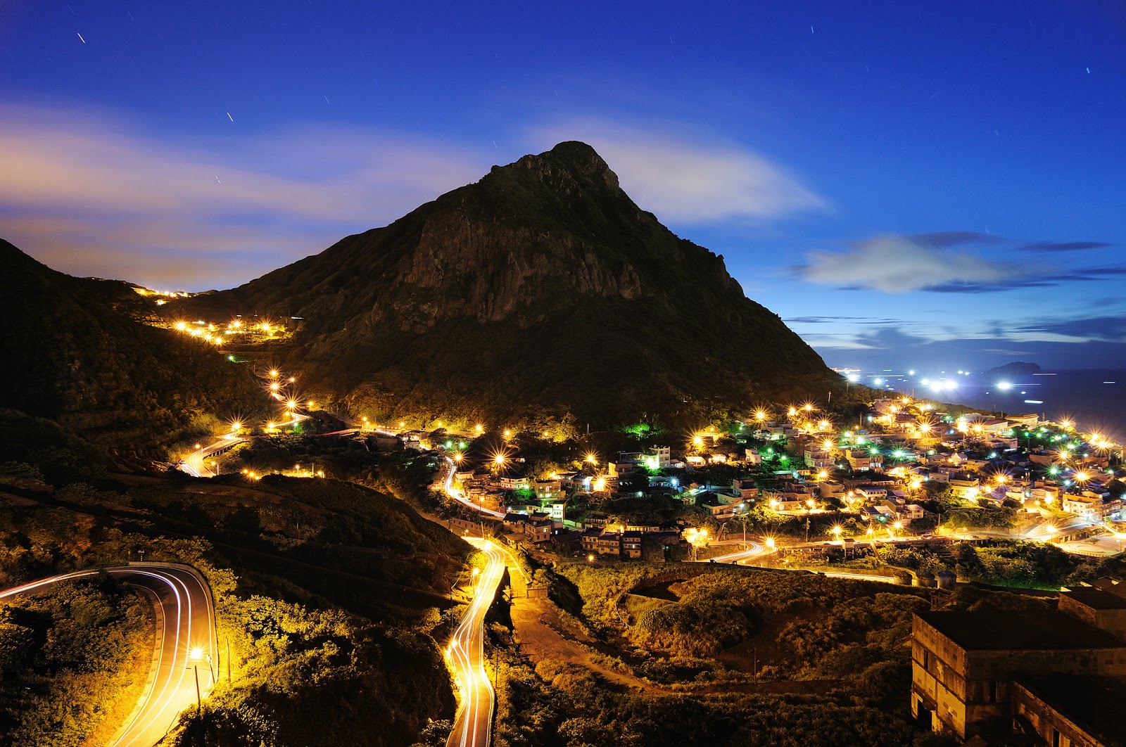 Imagenes Hilandy: Fondo de Pantalla Paisaje Pueblo de noche iluminado