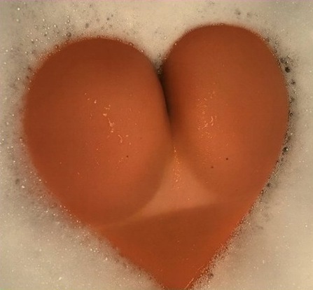 heart_shaped_bubble_butt.jpg