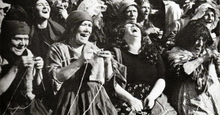 delle Tricoteuses ridono in una foto molto vecchia in bianco e nero