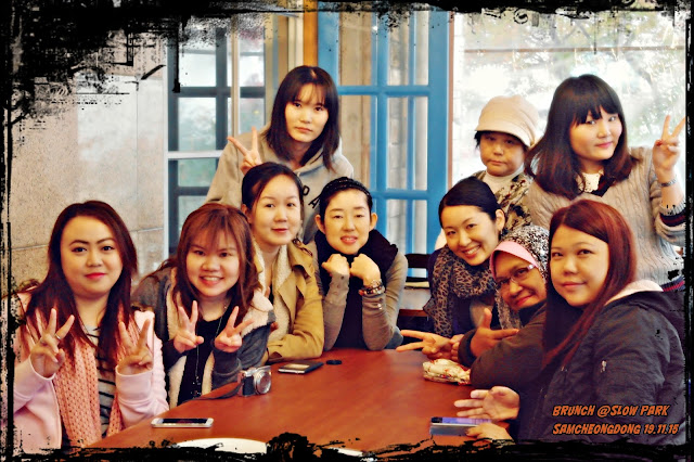 Group photo with Japanese team while waiting for our brunch. Group photo with Japanese team while waiting for our brunch | www.meheartseoul.blogspot.com