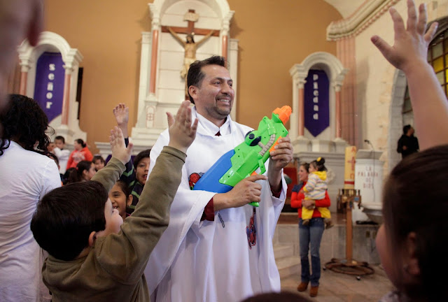 Cura carnavalon reparte agua bendita con pistolas de agua en la misa con traje de fotos de  super heroes - LatinFail - Palfeis