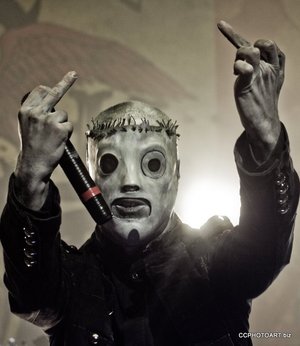 corey_taylor_slipknot_finger.jpg