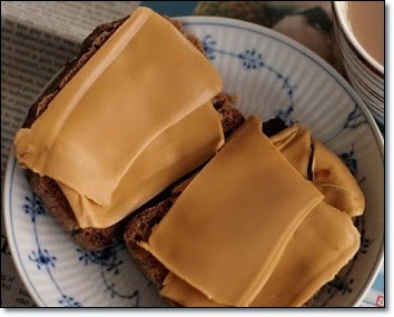 приготовить норвежский коричневый сыр "Брюност"