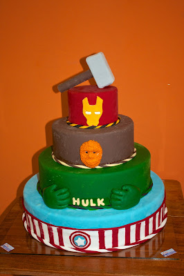 Bolo de aniversario tema herois, hulk, capitao america, coisa e Thor, decorado com pasta de pastilhagem e pasta americana