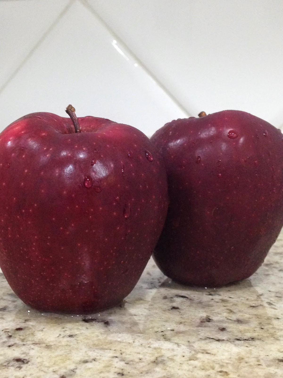 foto de duas maçãs bem vermelhas