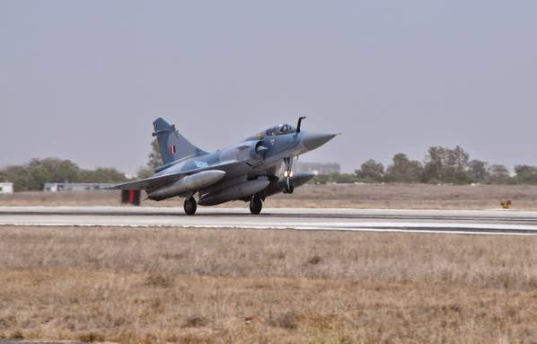 الهند تستلم اول مقاتلتين محدثتين نوع Mirage-2000 من شركة داسو الفرنسيه  India's%2B1st%2Btwo%2Bupgraded%2BMirage%2B2000%2BITIs%2Bland%2Bin%2BJamnagar%2B1