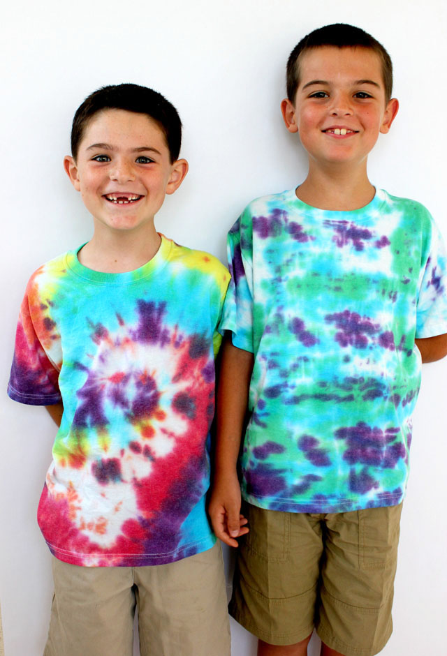 Tips for Tie Dying with Kids #kidscraft #kidsactivity #kids #summer #crafts #diy