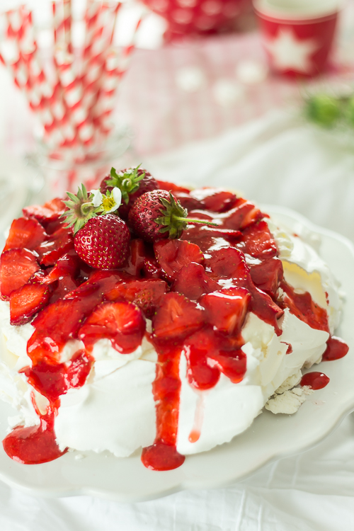 Amalie loves Denmark Pavlova-Torte mit Erdbeeren Amalie loves Denmark Pavlova-Torte mit Erdbeeren