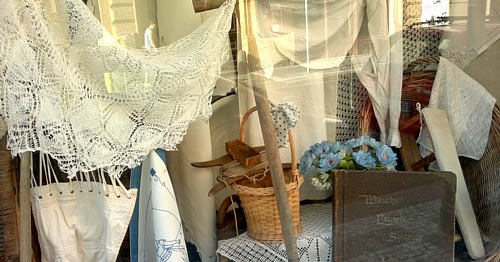 Werkstatt Fur Historische Stickmuster Schaufensterdekoration In Prag