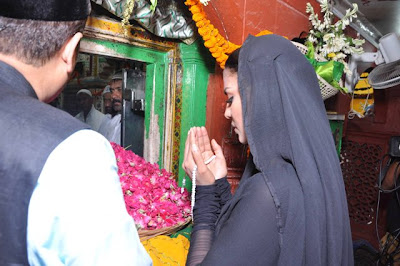 Veena Malik at Hazrat Nizamuddin Dargah Delhi