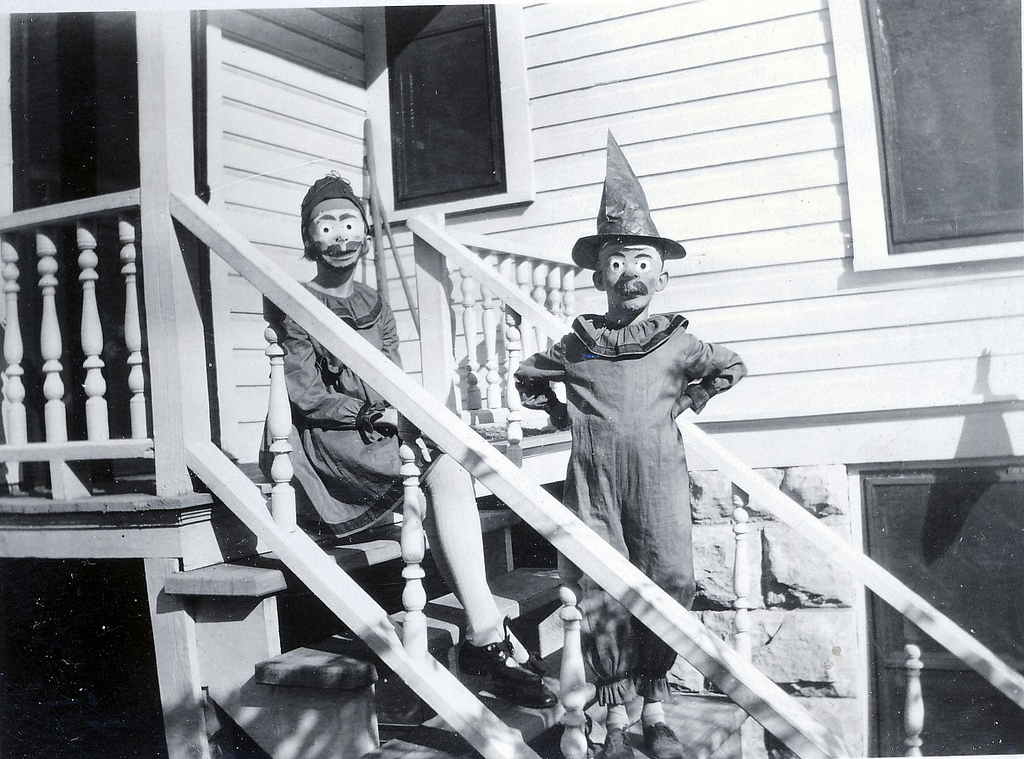 30 Vintage Photos Show Strange and Terrifying Halloween Costumes From