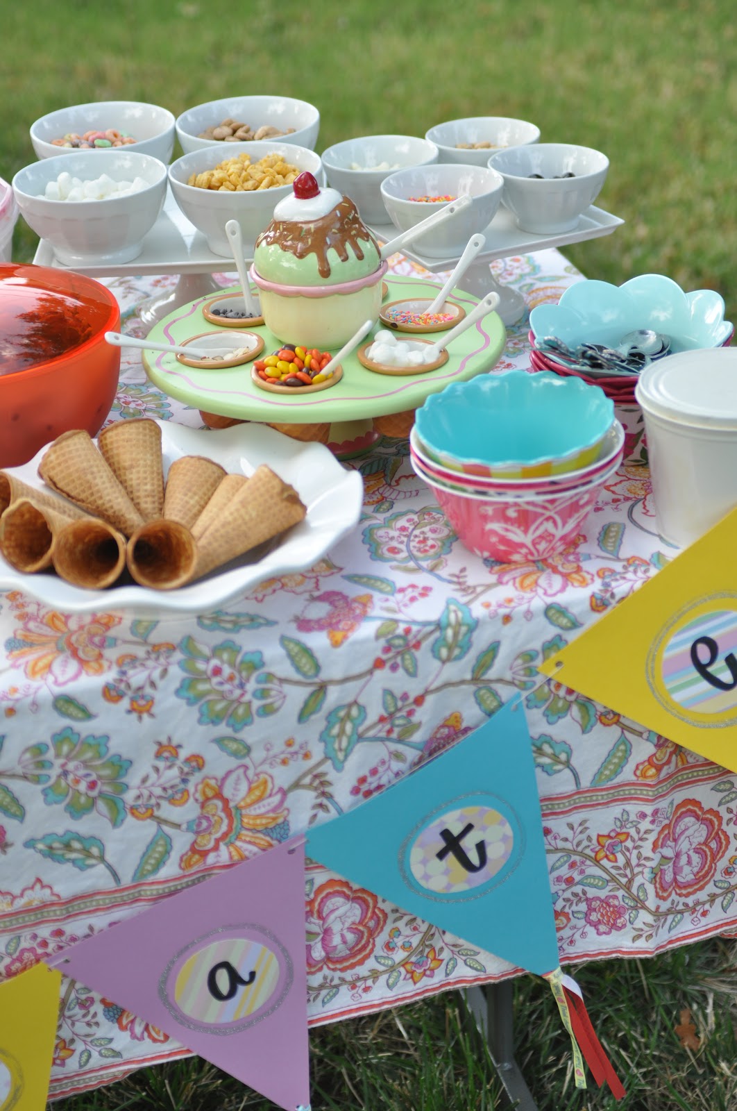 Domestic Fashionista: "Simple" Entertaining :: Ice Cream Sundae Bar