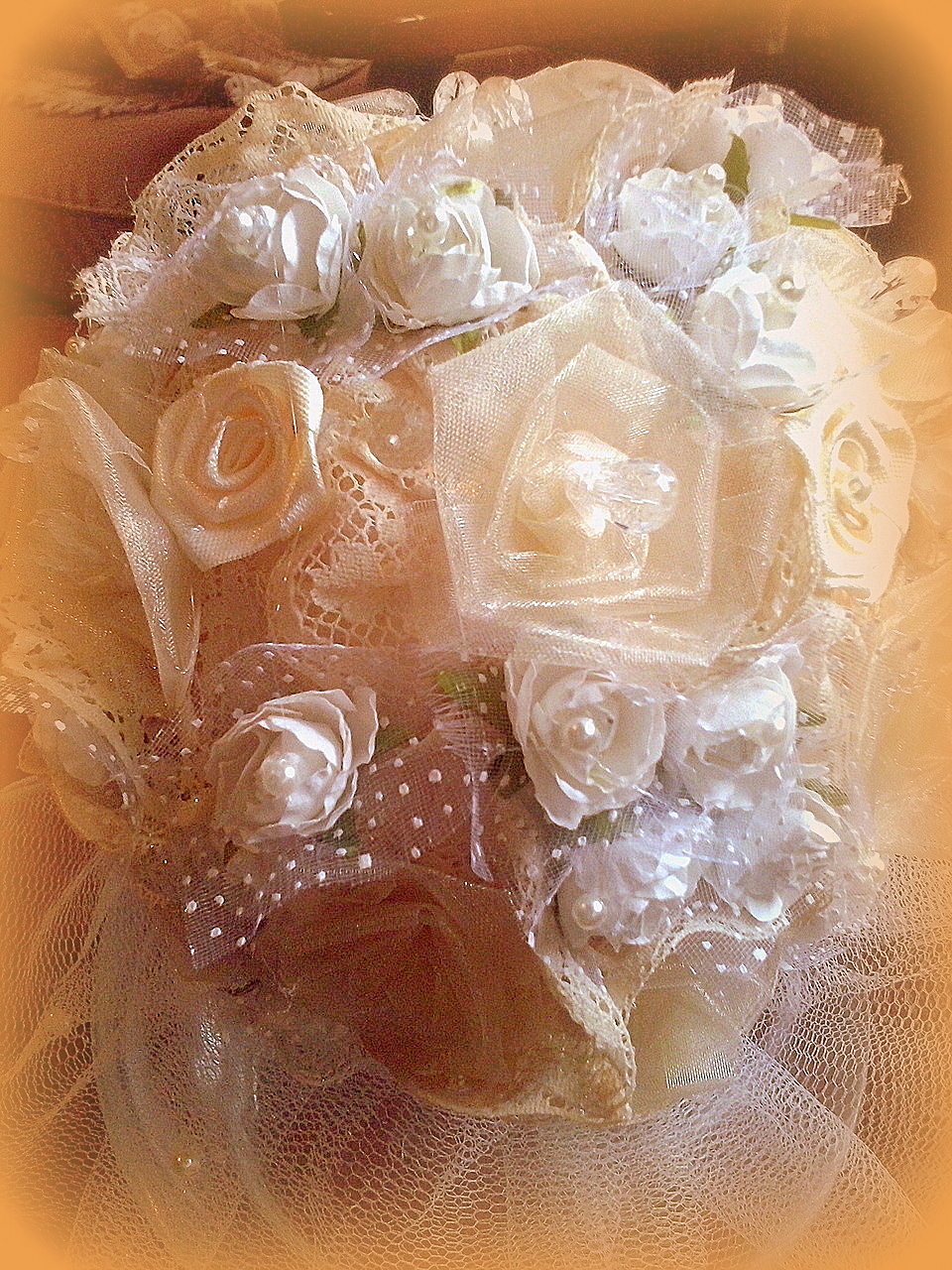 Bouquet en tul, puntilla y flores de raso