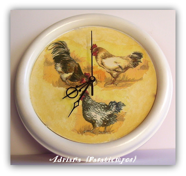 Reloj plástico reciclado con decoupage 