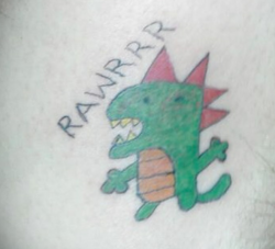 tatuaje infantil de un dinosaurio que dice: rawrr!