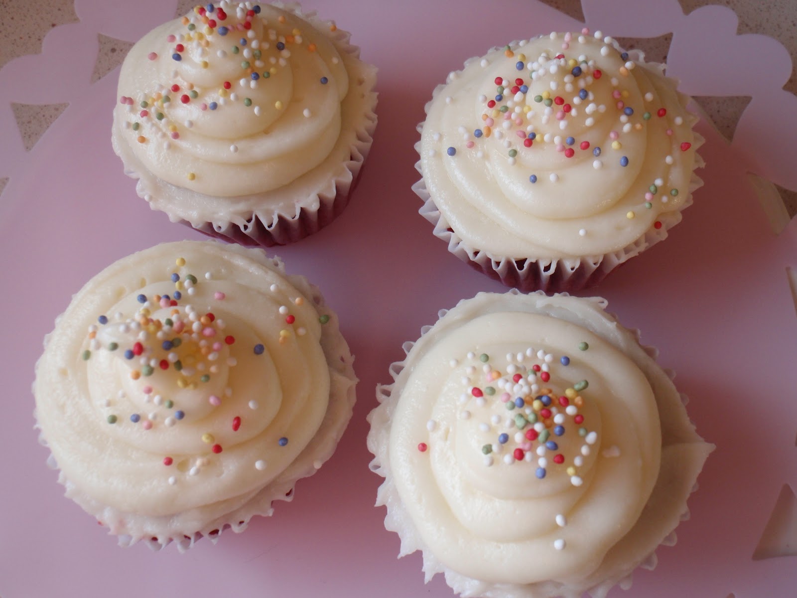 Bake My Day Red Velvet Cupcakes con frosting de Queso Crema (receta de