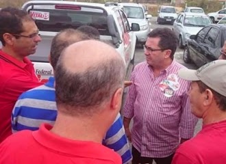 Vital faz campanha com Maranhão em Itaporanga ouvindo sugestões de eleitores