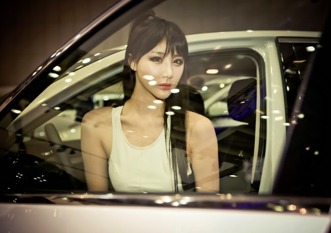 Hotgirl xinh đẹp bốc lửa bên triển lãm xe
