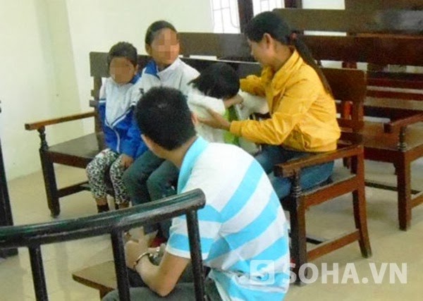 Say rượu đè con riêng của vợ ra làm trò đồi bại