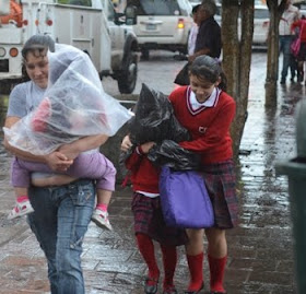 A CLASES BAJO LA LLUVIA