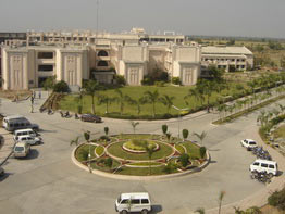 Indian College Student Campus: Parul Institute of Management college in