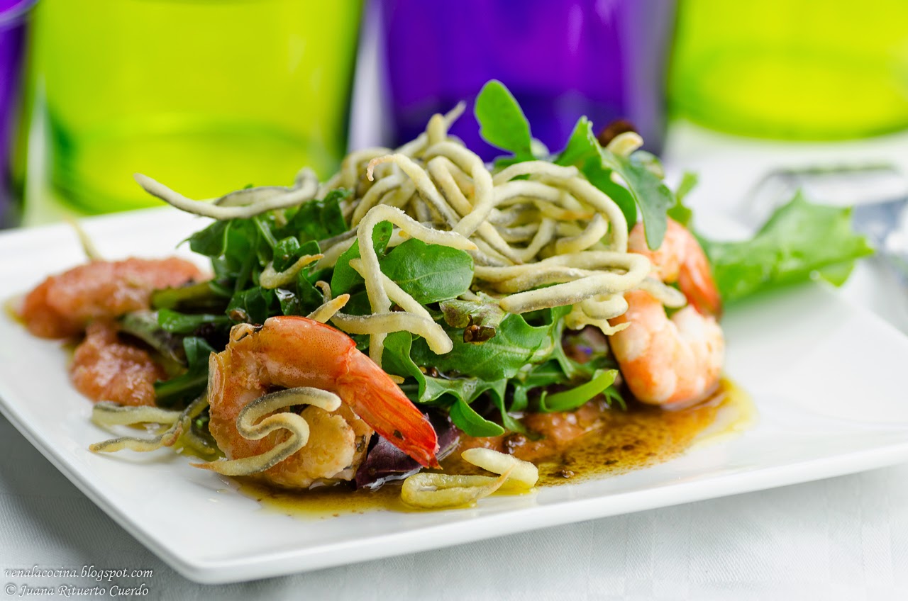 Ensalada De Brotes De Lechugas Con Gulas Crujientes Y Langostinos
