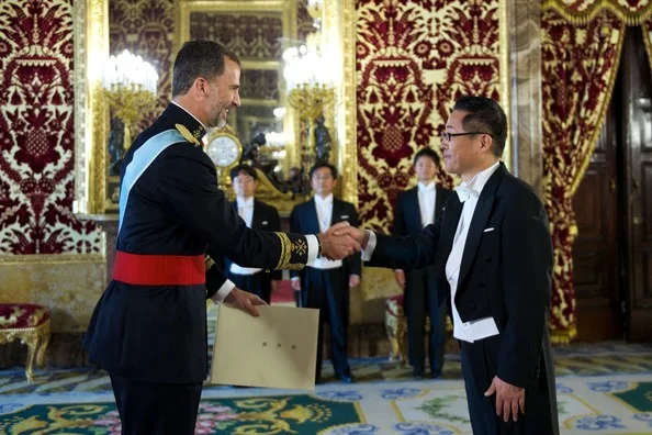 King Felipe VI of Spain (L) receives new Armenian ambassador Avet Adonts (R) at the Royal Palace in Madrid, Spain. Felipe recebe credenciais de novos embaixadores