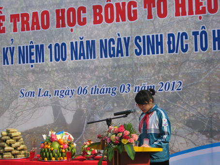 Lễ trao học bổng Tô Hiệu ở nghĩa trang Liệt sĩ nhà tù Sơn La.