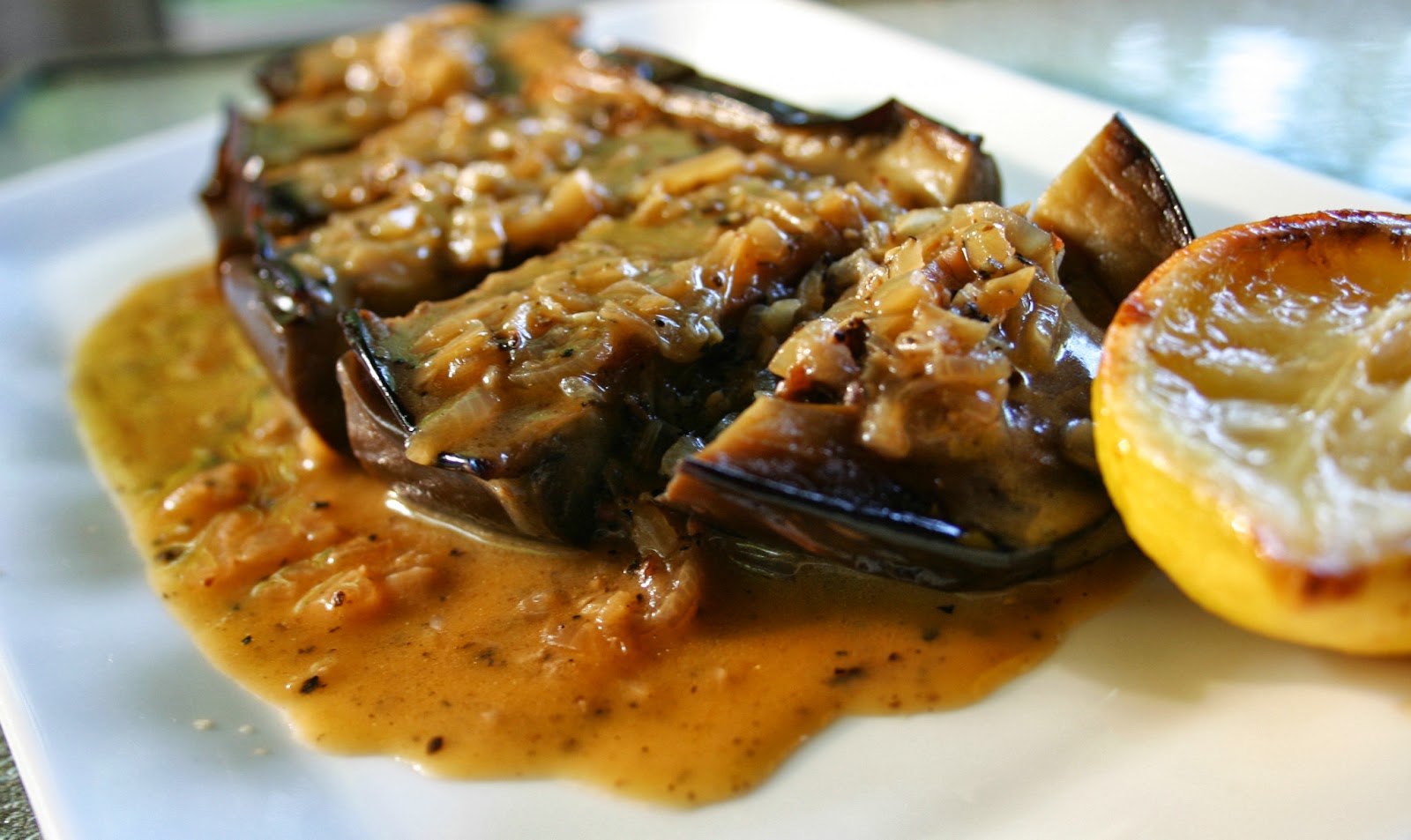 Effortnesslessly Eggplant in Wine Sauce