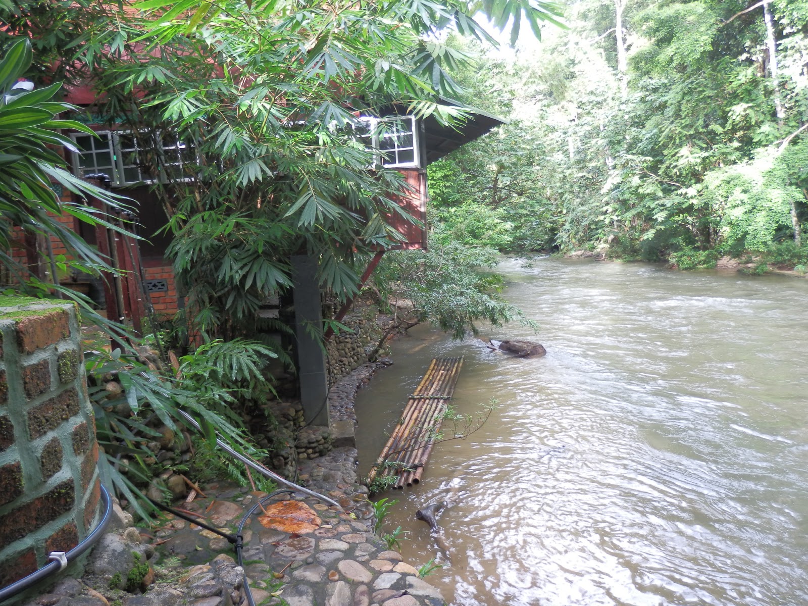 manlaksam....setalam batu seraup emas: Rumah tepi sungai