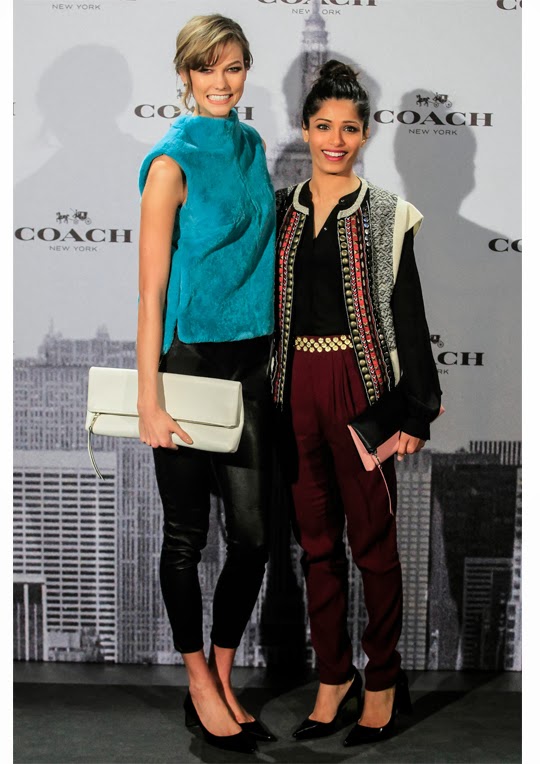 Karlie Kloss y Freida Pinto en la flagship store de Coach