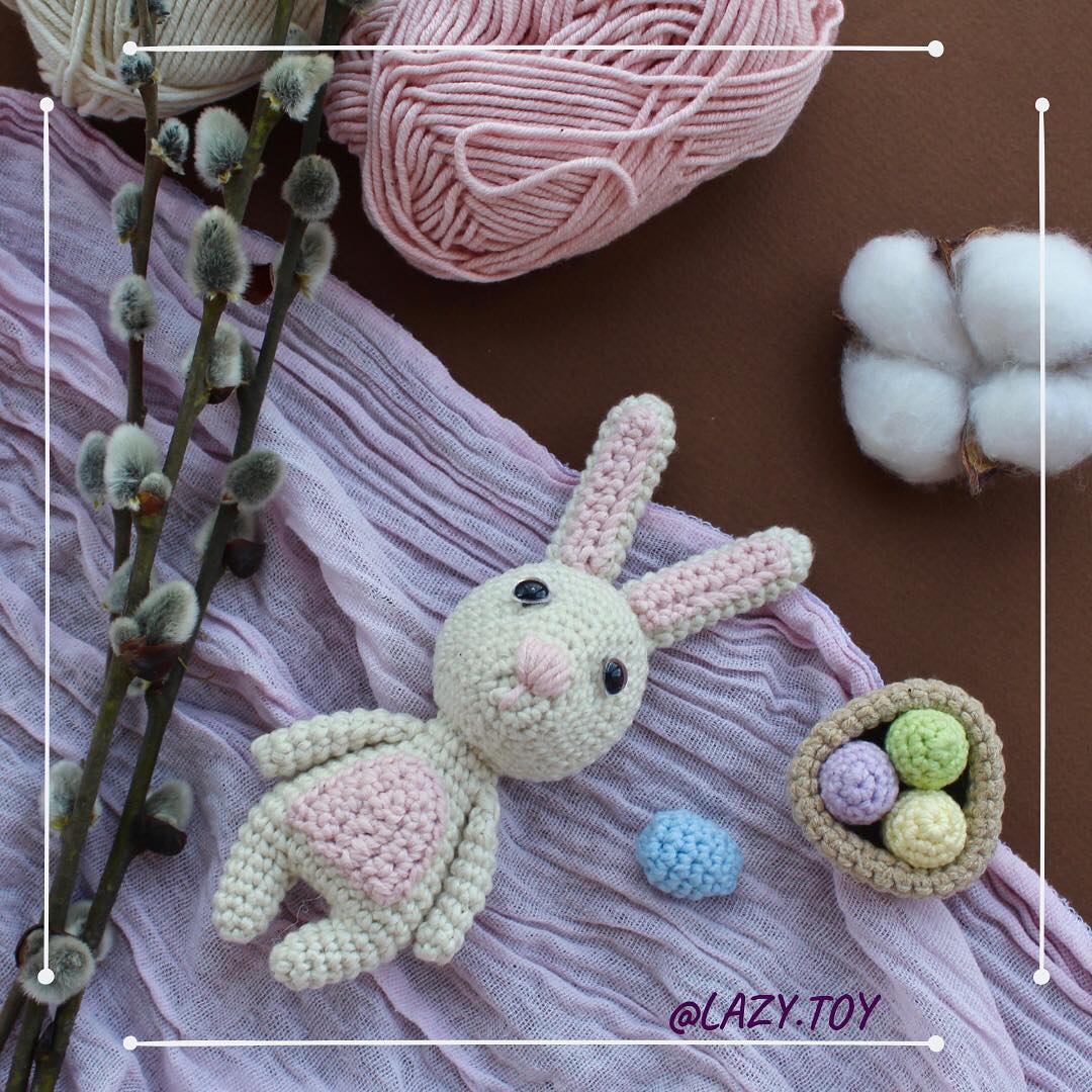 Амигуруми зайка с пасхальной корзинкой Амигуруми зайка с пасхальной корзинкой