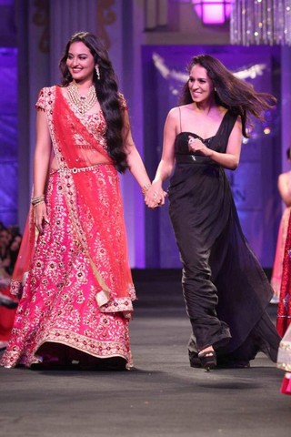 Sonakshi Sinha in Saree on fashion show with designer