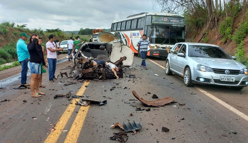 Trágico acidente envolvendo um Golf e uma Carreta deixa dois mortos na BR-010, entre os municípios de Açailândia e Itinga