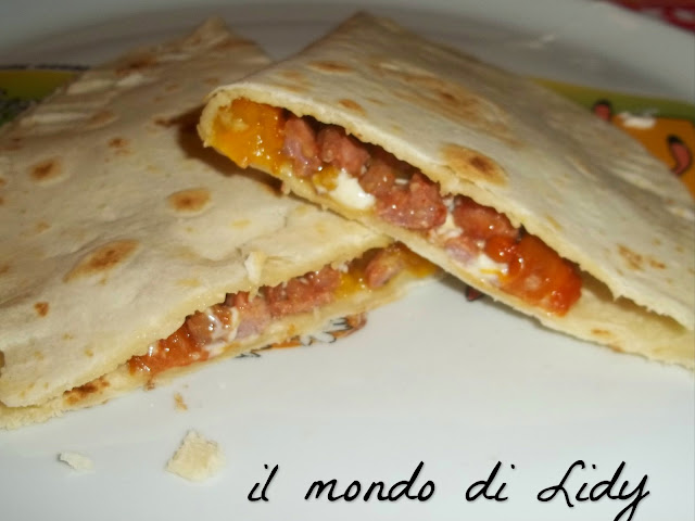 PIADINA CON SALSICCIA E PEPERONI