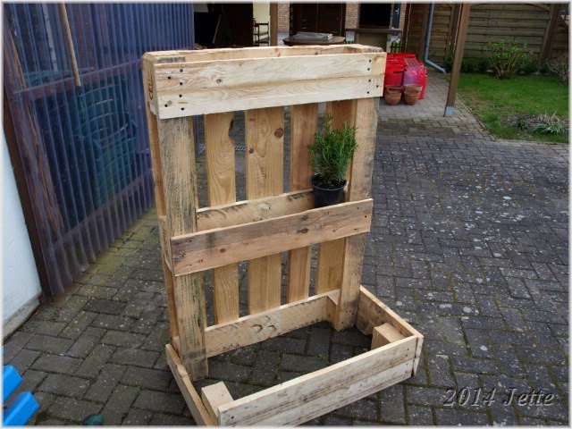 querbeet im Garten Blumenkasten aus Paletten