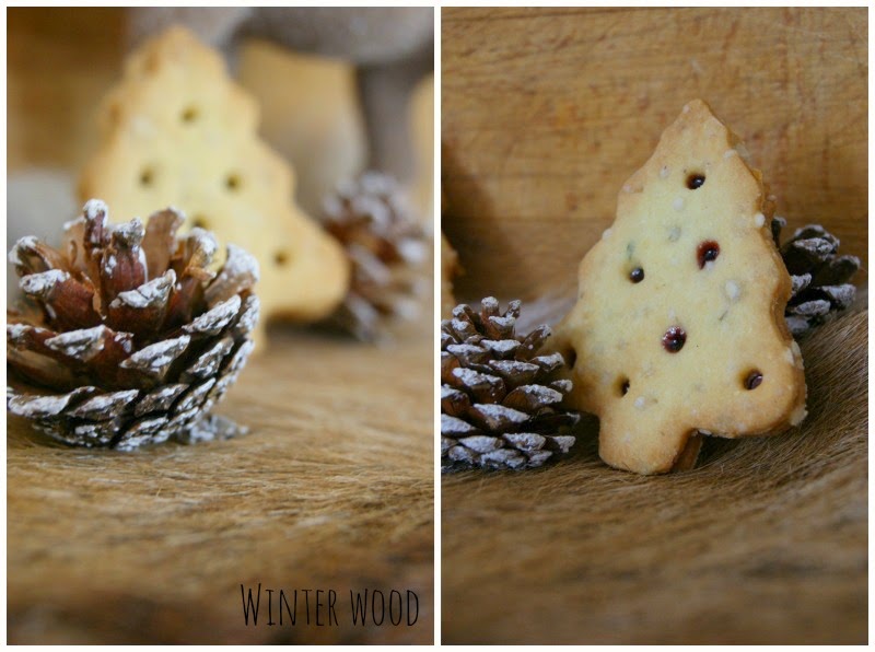 Zitronen-Plätzchen mit Brombeer Gelee, einfach selber machen. Leckerer Tannenbaum. Weihnachtsbäckerei zum Verschenken. Auch für Kinder geeignet. Lemon cookie with blackberry gelee. Easy, delicious christmas tree to eat. Great fpr gifting. Children activity in advent.