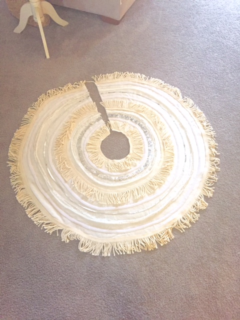 i saw this gorgeous tree skirt on designsponge last year and it seemed easy enough my old tree skirt was very simple red scalloped felt something i - Diy Christmas Tree Skirt i saw this gorgeous tree skirt on designsponge last year and it seemed easy enough my old tree skirt was very simple red scalloped felt something i - Diy Christmas Tree Skirt