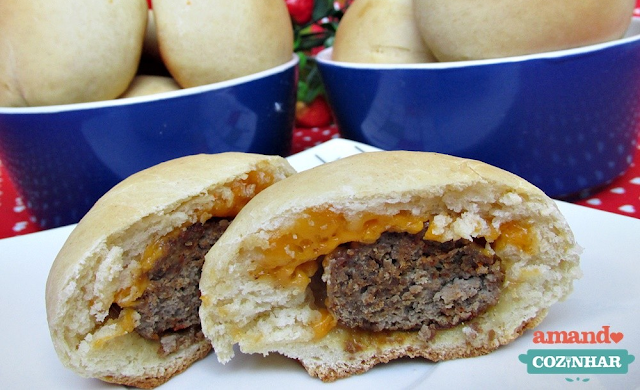 Pão que já sai do forno recheado com hambúrguer e queijo