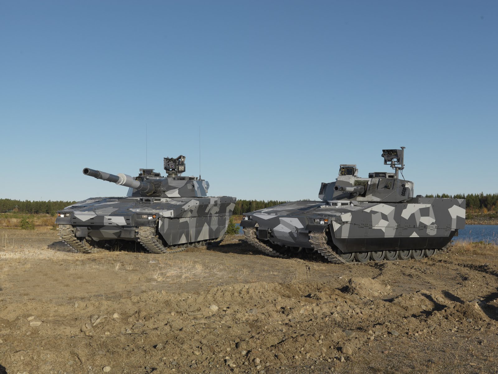 الدبابة السويدية الخفيفة  CV90120-T CV90120+and+CV9035