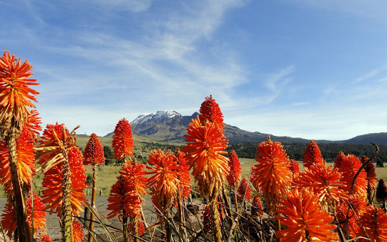 El volcán Iztaccíhuatl en México visto desde lejos by Huitzitzilin