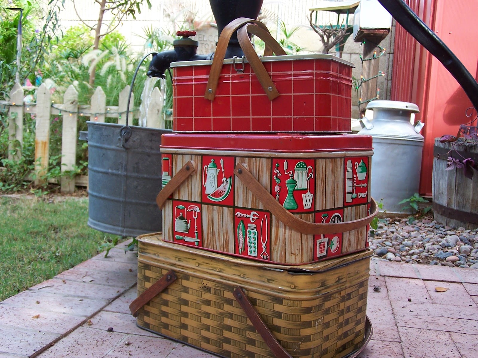 Reminisce... vintage picnic baskets