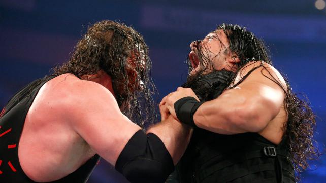 CM Monster vs Izzy: El combate que nadie esperaba que pase Kane+agarra+a+Roman+Reigns
