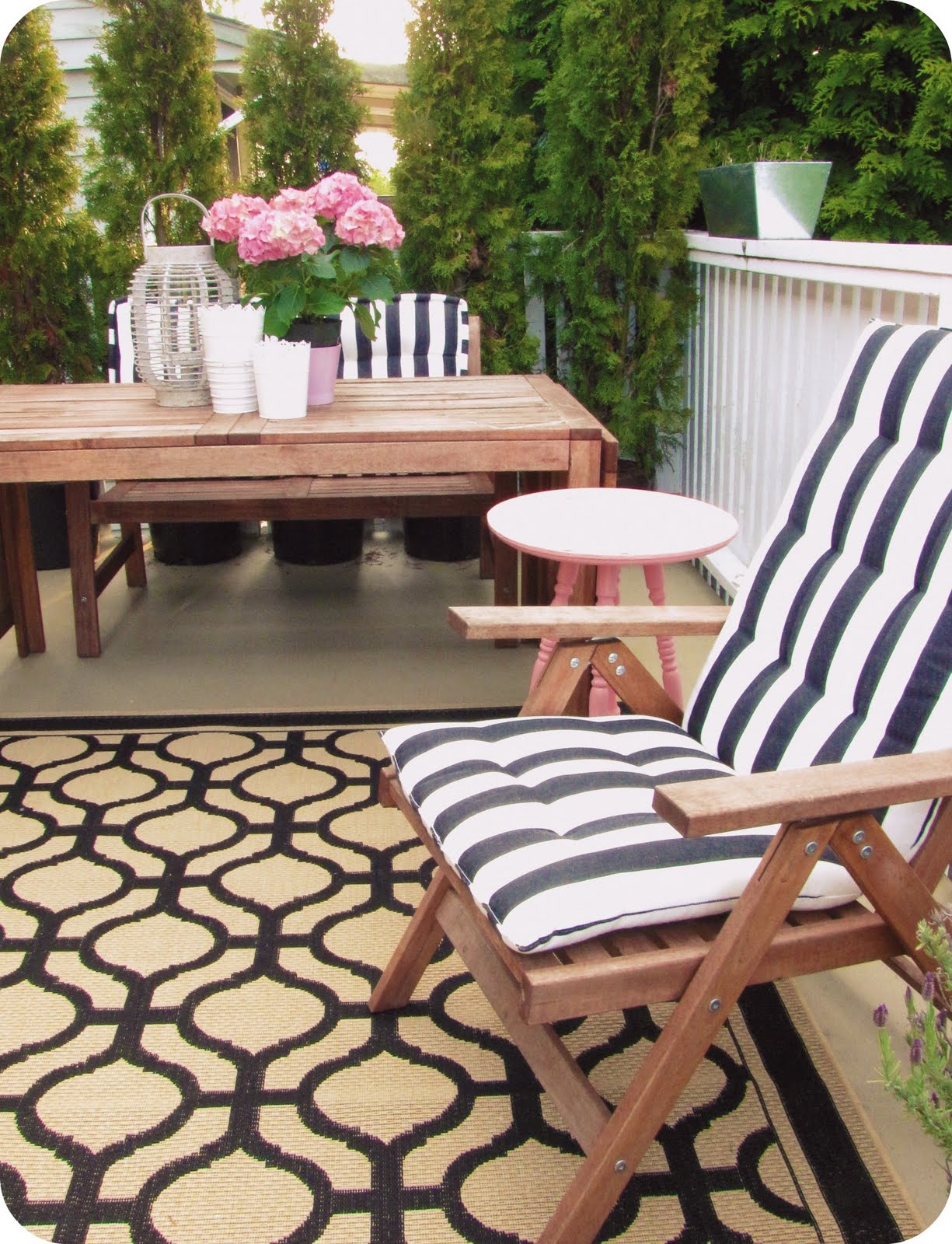 My House of Giggles Still loving black and white stripes on the patio...