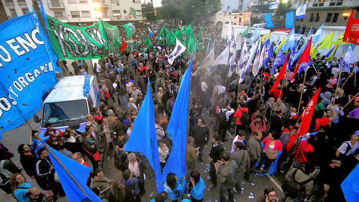 EL PUEBLO FESTEJANDO