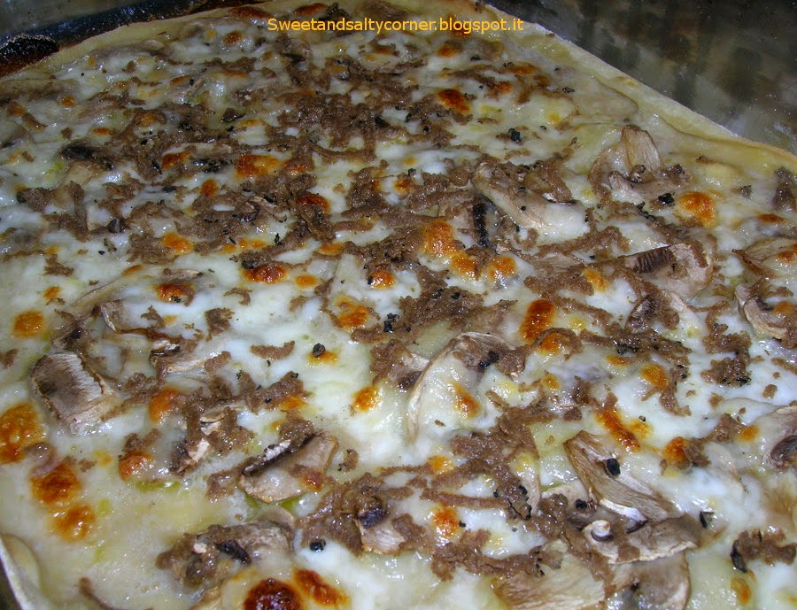 Pizza bianca funghi champignon e tartufo