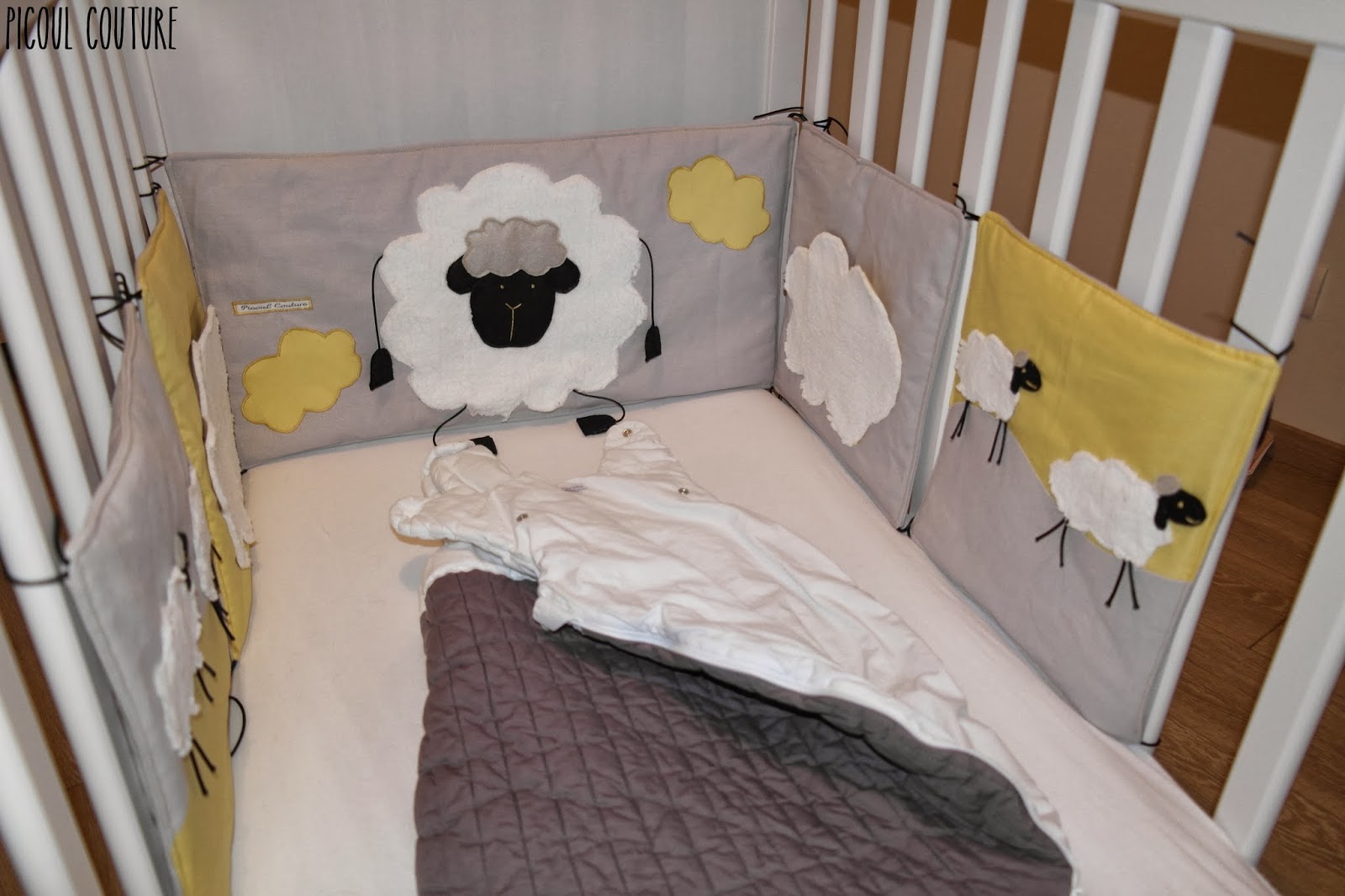 Picoul couture: le tour de lit sur le thème "moutons et nuages"