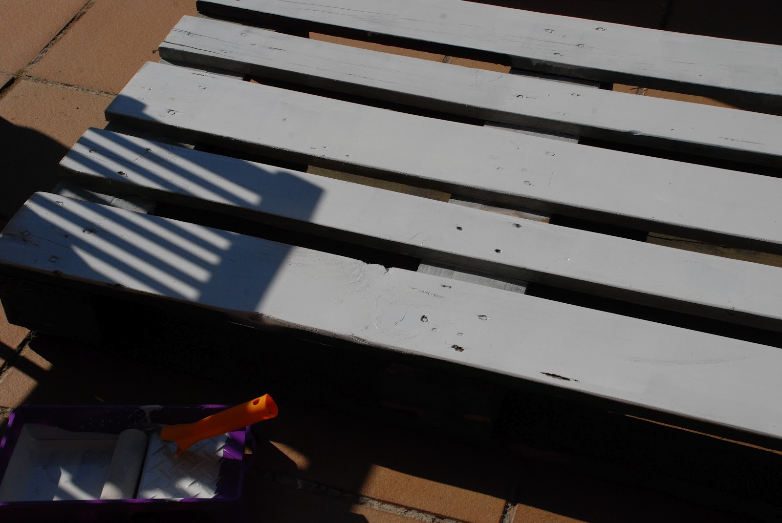 ÚTIL I FÀCIL: Hort vertical fet amb palets pintat de blanc envellit