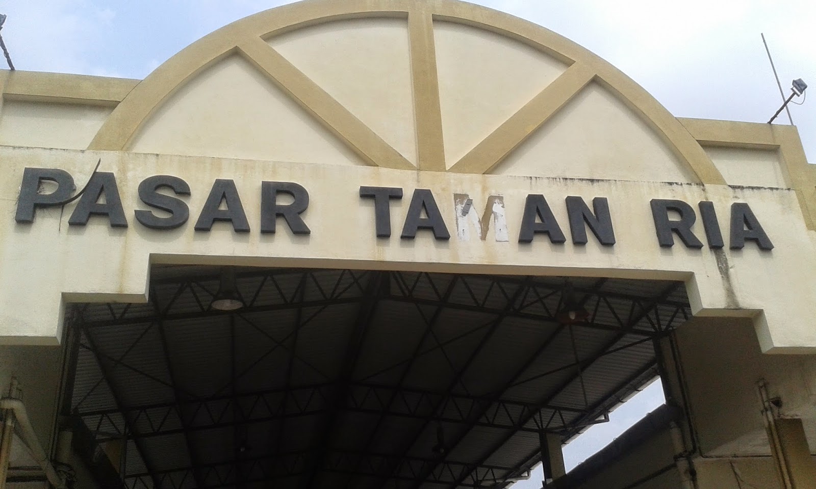 Nostalgia Pasar Taman Ria Awan di Langit Biru