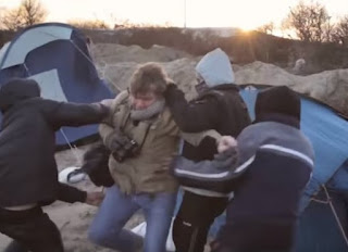 Τρεις “κατατρεγμένοι μετανάστες” στο Καλαί, κυνήγησαν με μαχαίρι για να ΣΦΑΞΟΥΝ Δανούς δημοσιογράφους!! (φωτο and βίντεο)
